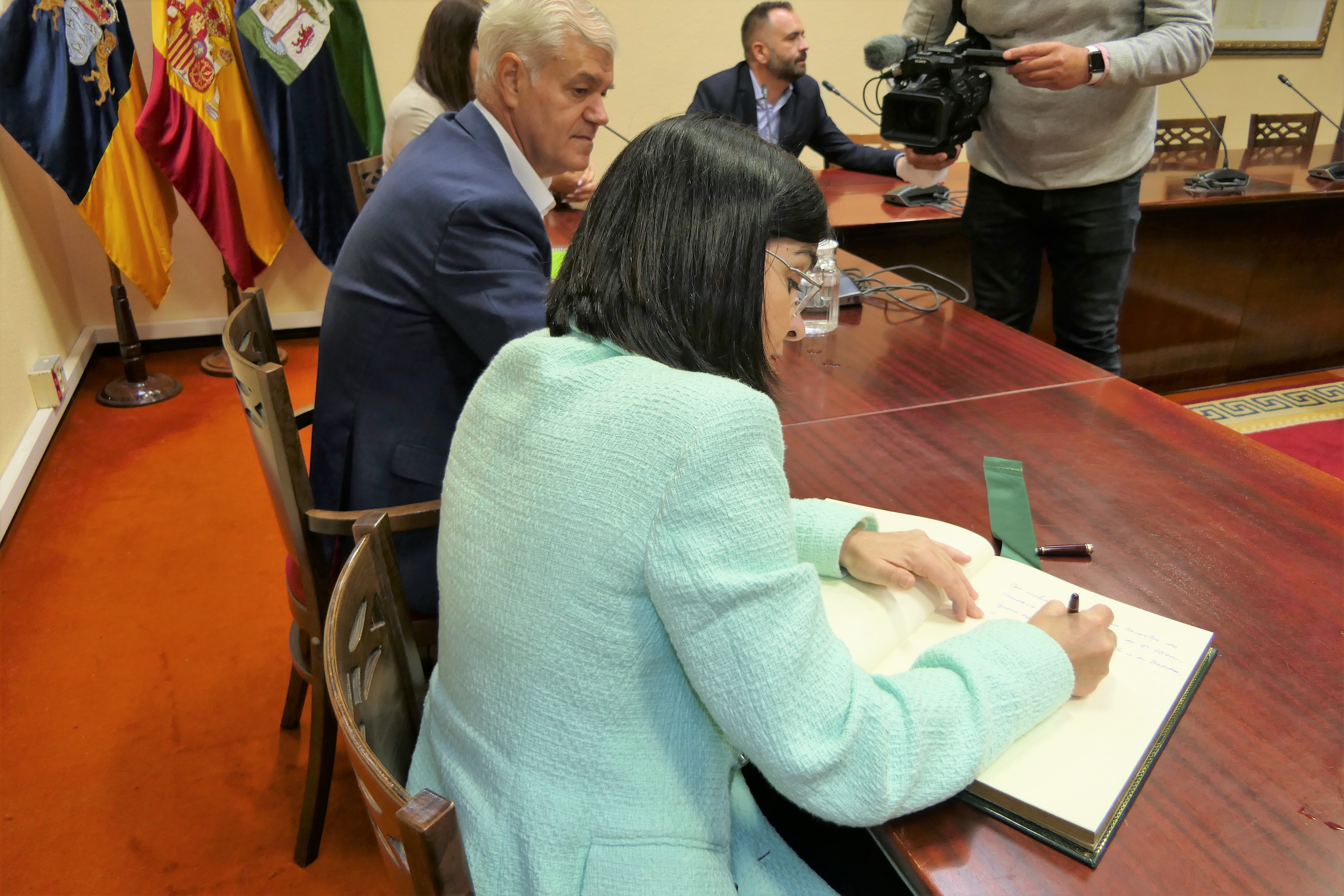 La Ministra de Sanidad firma Libro de Honor de la Institución