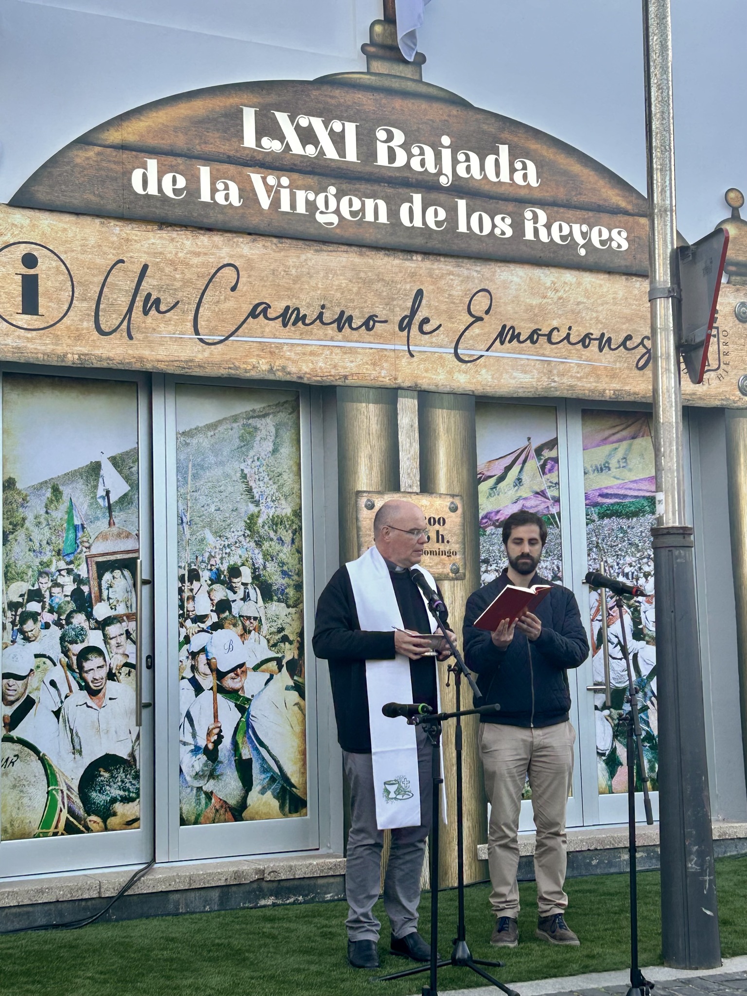 Momento de la bendición de la oficina