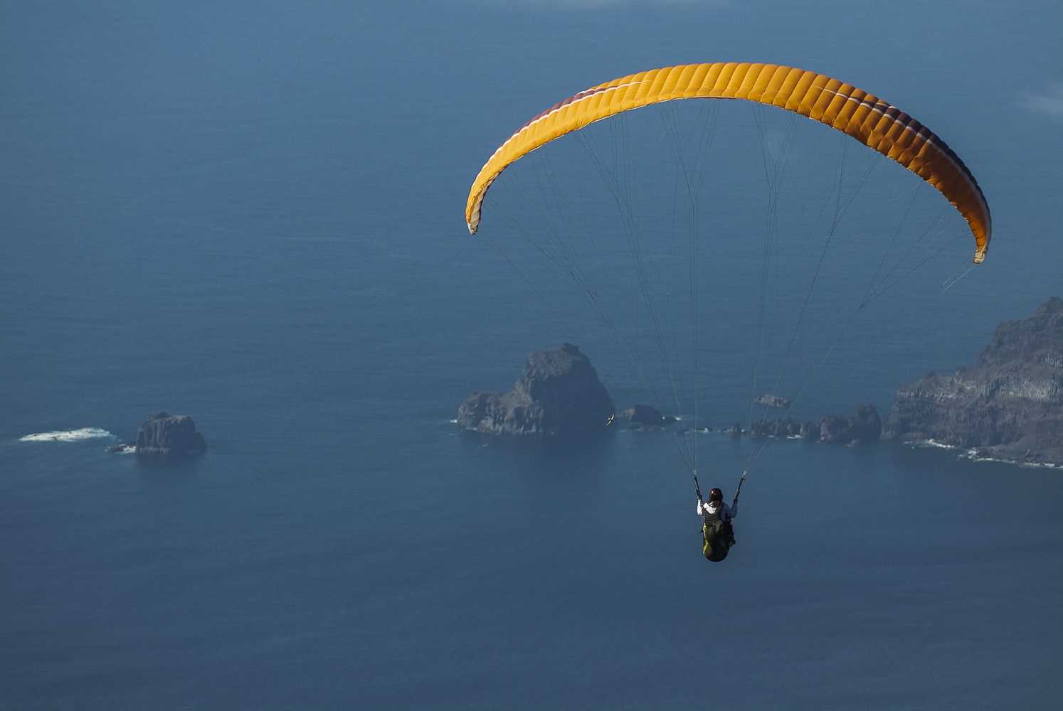 El Cabildo de El Hierro invita a los residentes a conocer la isla en parapente